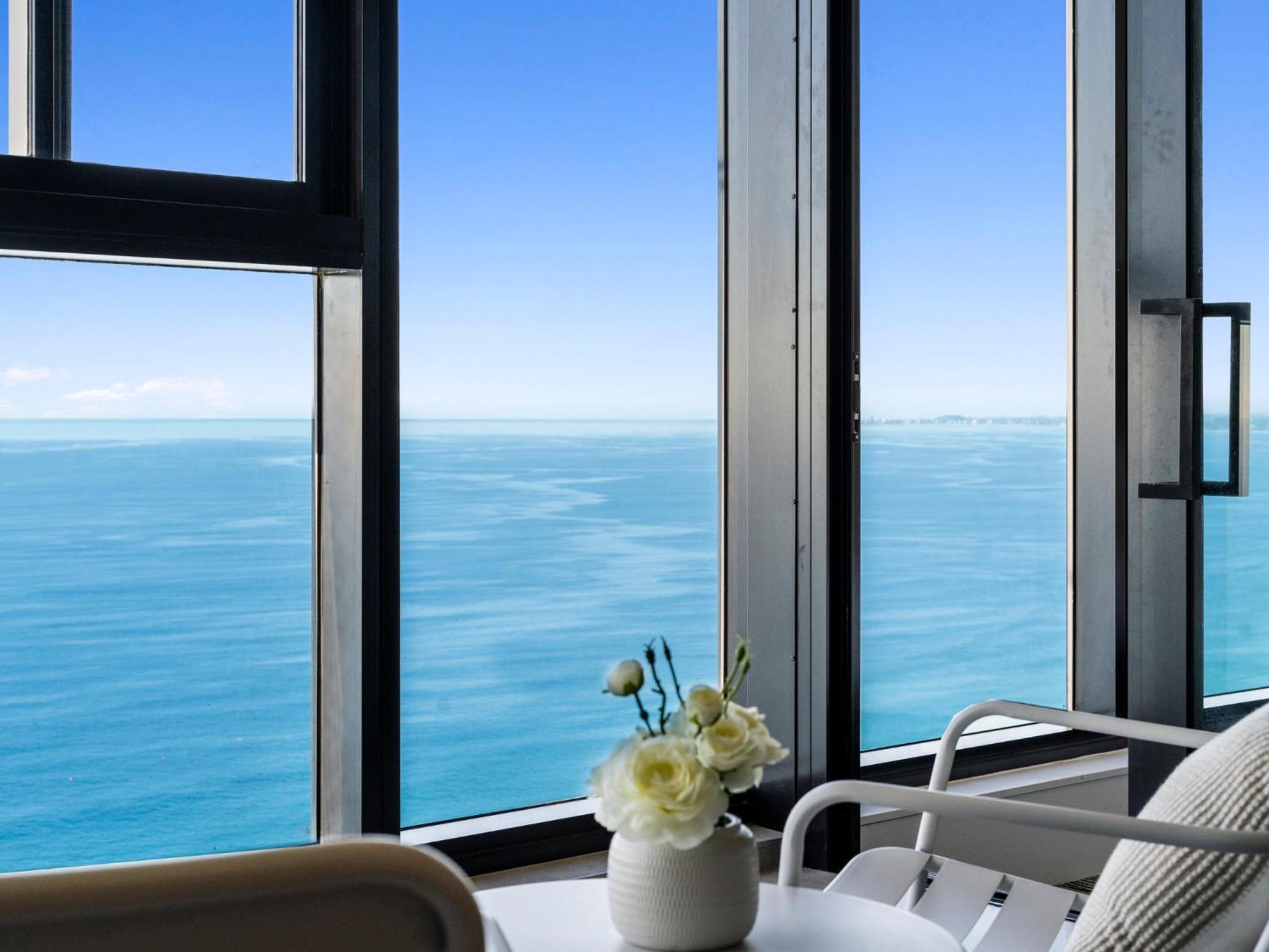 Surfers Paradise New Beachfront Apartments Gold Coast Room photo